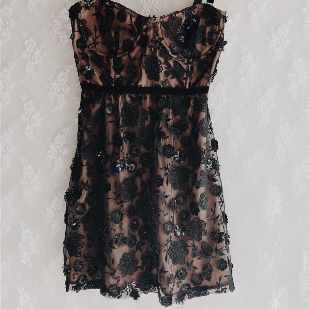 Elegant Black Floral Lace Dress - Picture 4 of 9